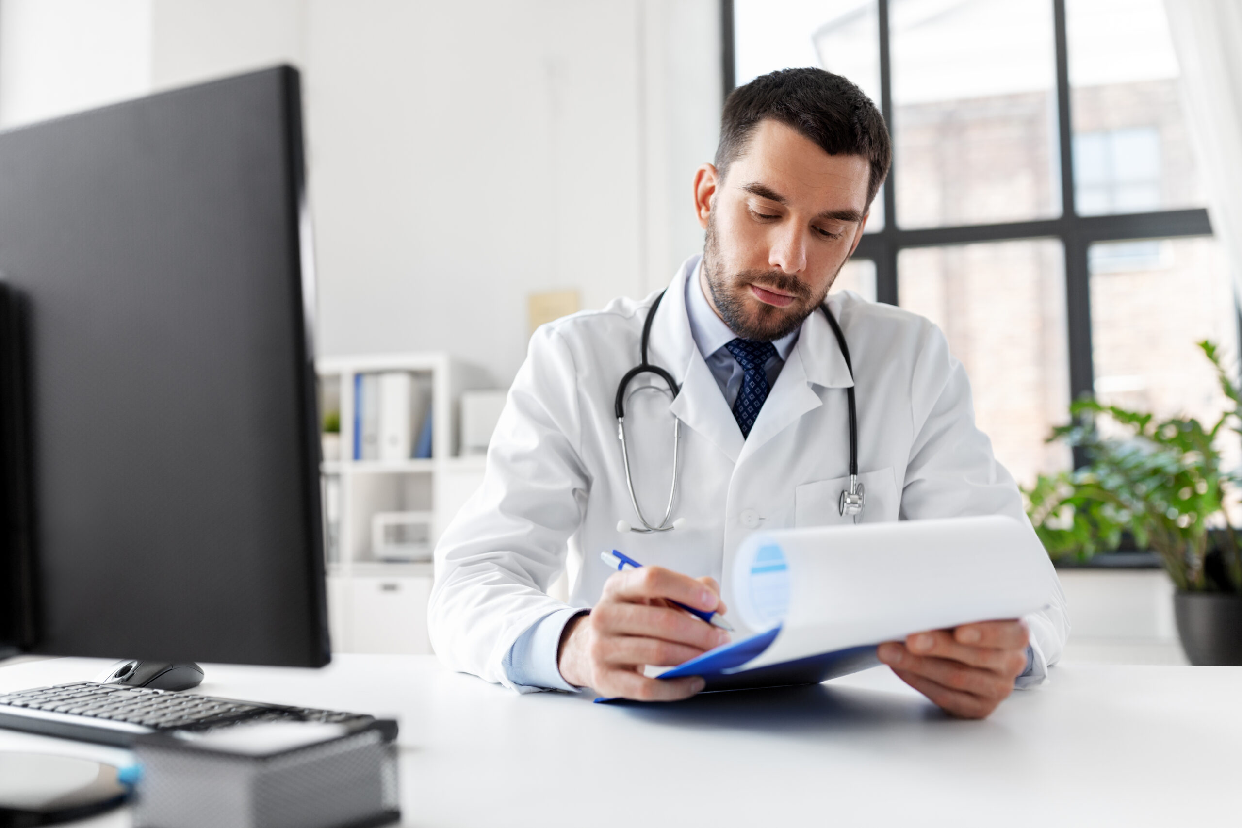 Médico olhando documentos